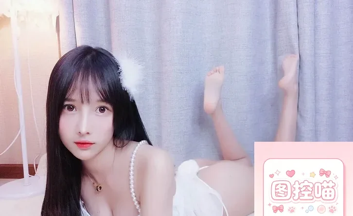 小小奶瓶儿定制写真图集：甜嗓二次元主播的高光珍藏