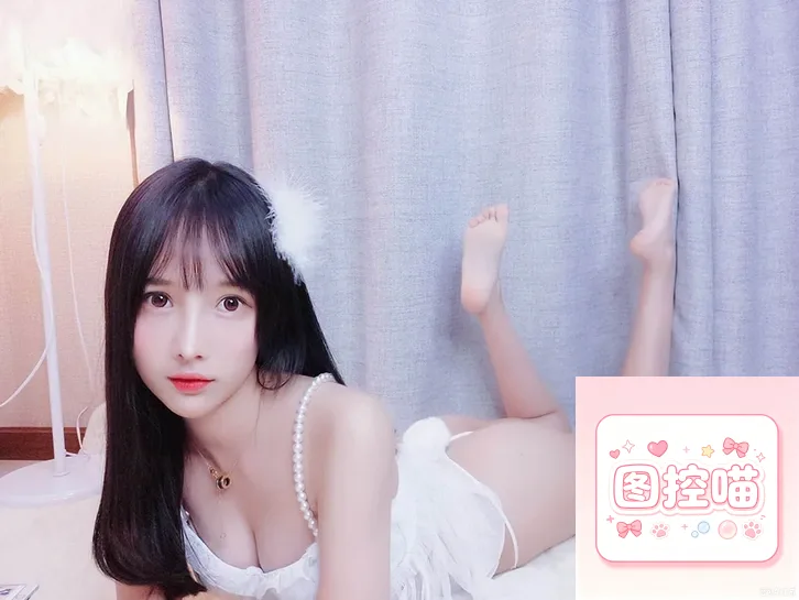 小小奶瓶儿定制写真图集：甜嗓二次元主播的高光珍藏