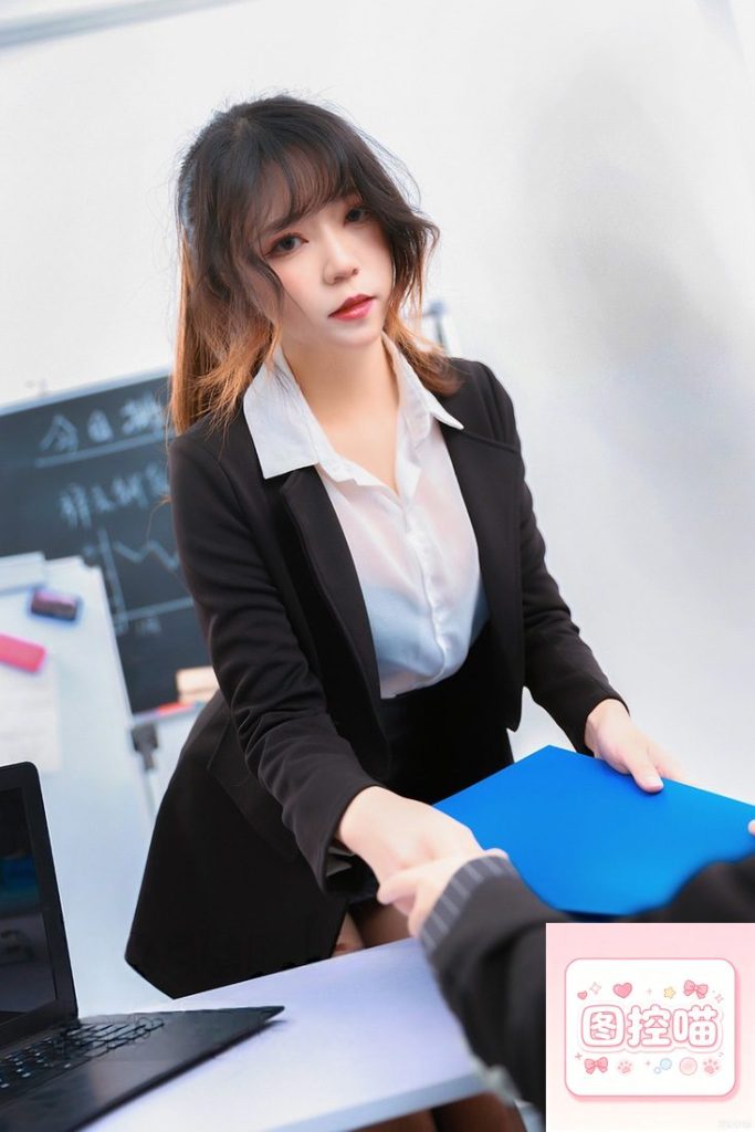 人气COSER Leah梓未COS图集赏析：舞蹈与角色扮演多元风格