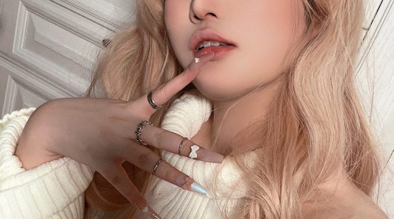 贝贝琪Becky COS图集作品赏析：造型细节与画面氛围解析